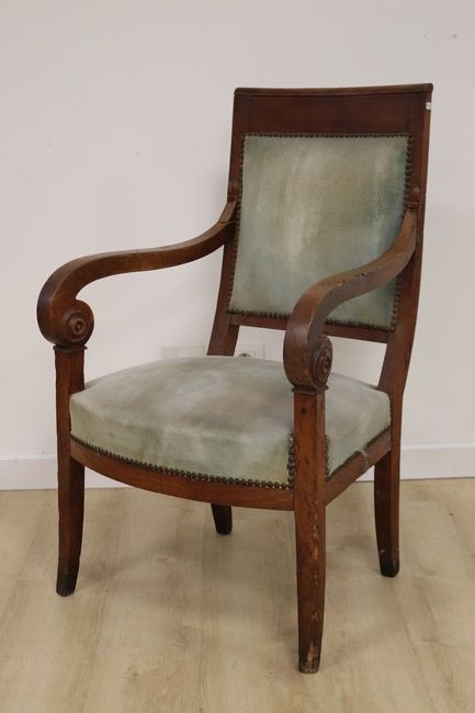 FAUTEUIL droit en noyer mouluré, accotoirs...