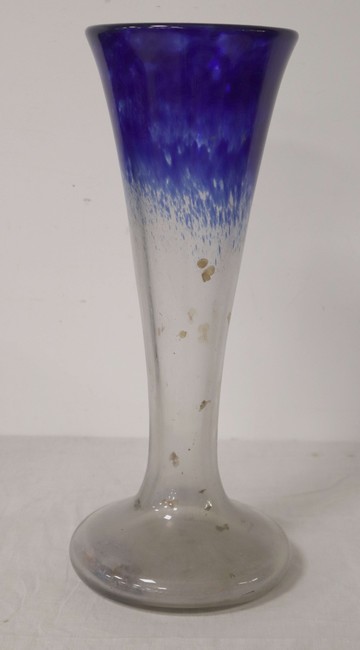 GRAND VASE en verre soufflé à col bleu irisé,...
