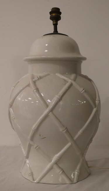 LAMPE en porcelaine blanche de forme balustre...