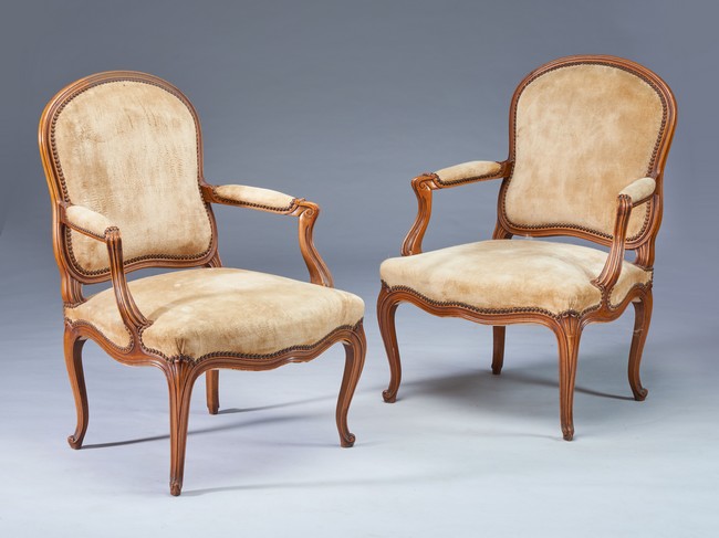 PAIRE DE FAUTEUILS à dossier plat violoné...