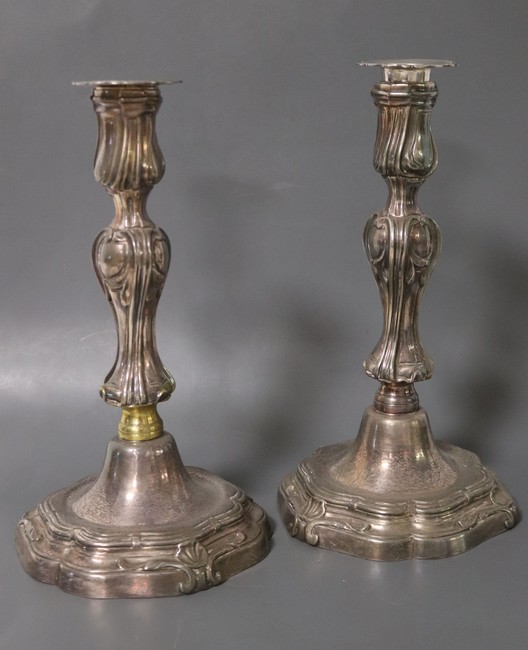 PAIRE DE BOUGEOIRS en bronze argenté, à fût...