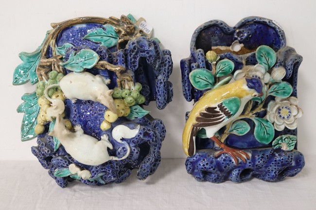 DEUX VASES D’APPLIQUE en barbotine polychrome...