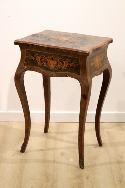TABLE travailleuse en placage de palissandre...