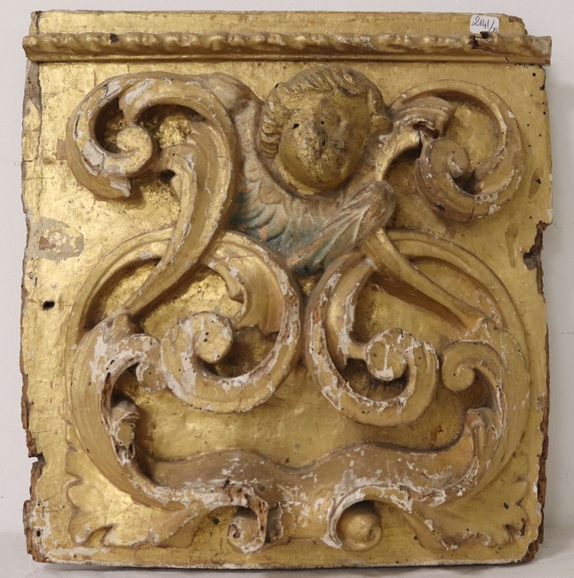 BAS-RELIEF en noyer sculpté, doré et traces...
