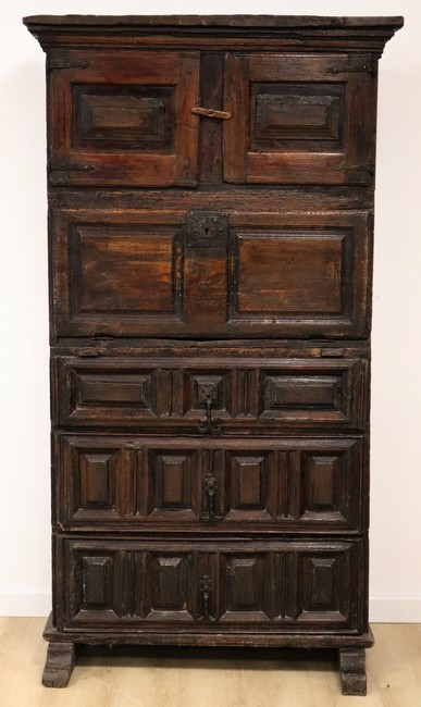 SECRETAIRE en chêne mouluré de forme rectangulaire,...