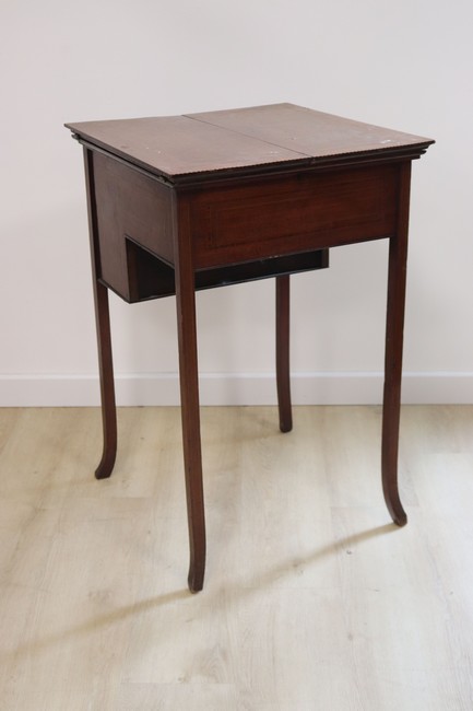 PETIT BUREAU DE VOYAGE A TRANSFORMATION carré...