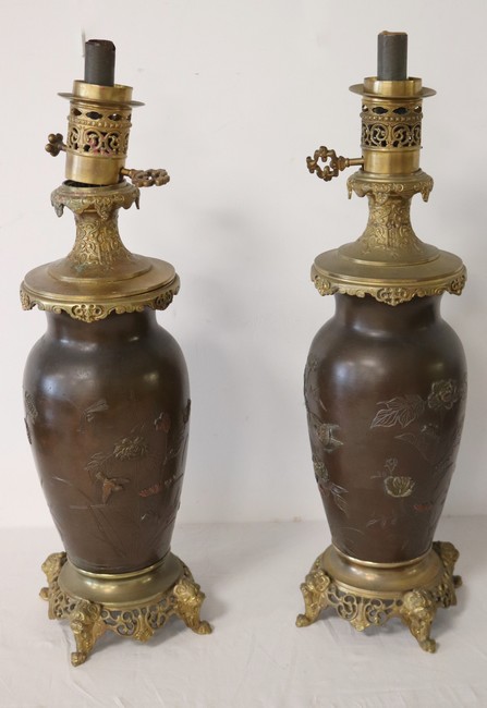 PAIRE DE VASES de forme balustre en bronze...