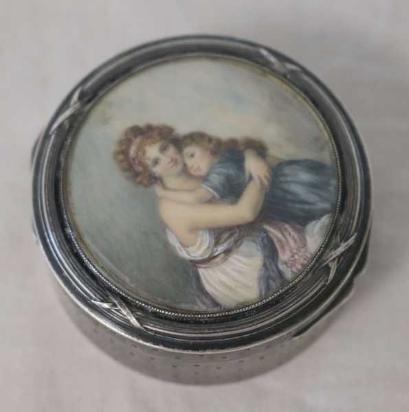 BOÎTE ronde en argent guilloché, intérieur...
