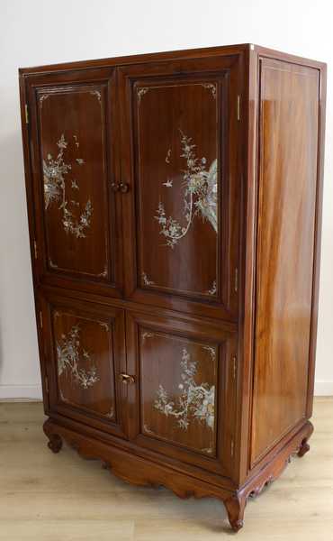ARMOIRE EN CABINET en bois exotique ouvrant...