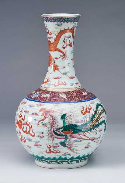 VASE de forme bouteille à haut col, en porcelaine...