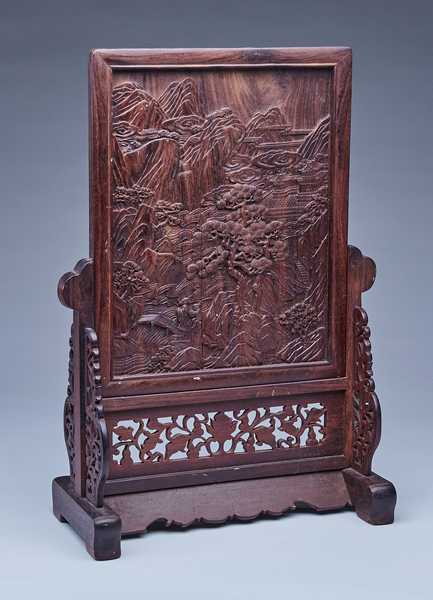 ÉCRAN DE TABLE en bois de rose à décor sculpté...