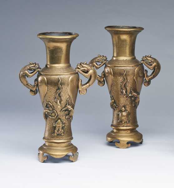 PAIRE DE VASES balsutres en bronze doré,...