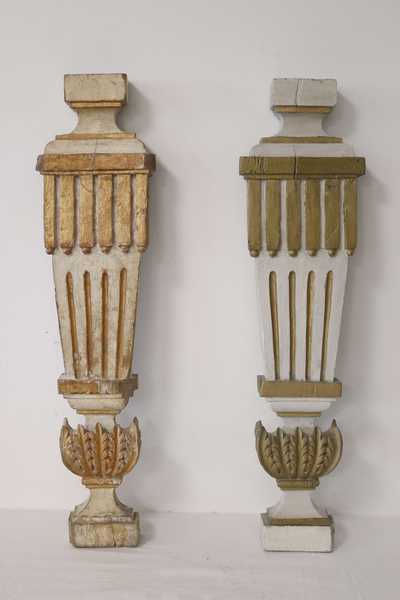 PAIRE DE PILASTRES en bois à fût cannelé,...