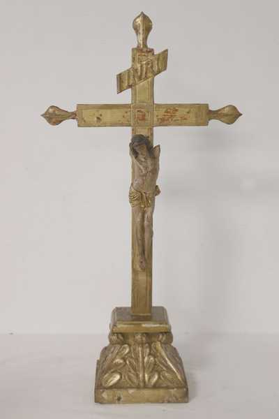 CRUCIFIX en bois doré avec Christ sculpté...