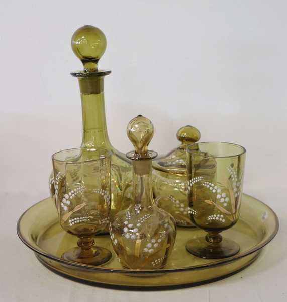 SERVICE DE NUIT en verre teinté jaune à décor...