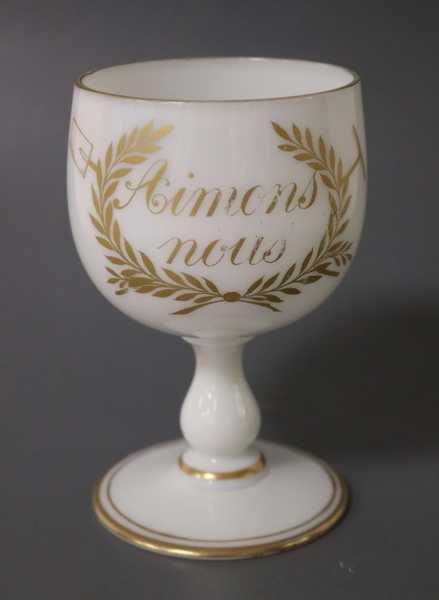 VERRE DE MARIAGE en opaline blanche à pieds...