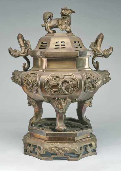 GRAND BRÛLE-PARFUM en bronze de forme octogonale...