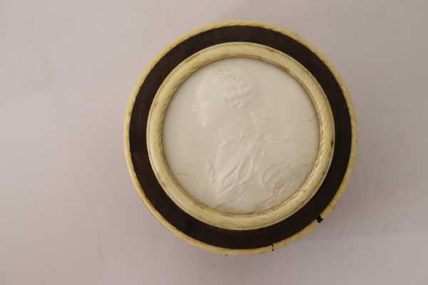 PETITE BOÎTE ronde en acajou et filets d'ivoire...