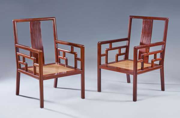 PAIRE DE LARGES FAUTEUILS en bois exotique,...
