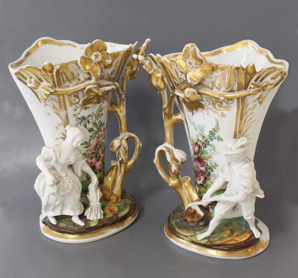 PAIRE DE VASES DE MARIEES en porcelaine émaillée...