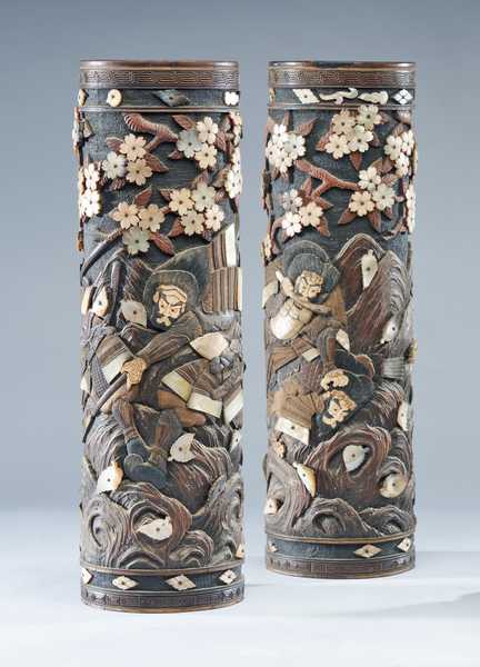 PAIRE DE VASES rouleaux en bambou sculpté...
