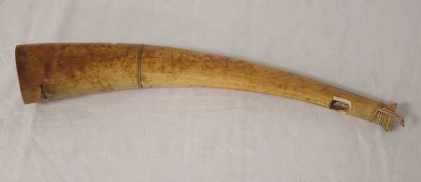 SHOFAR en ivoire, à légers pans et sculpté...