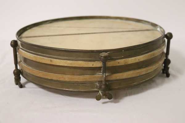 TAMBOURIN en laiton doré et peau.