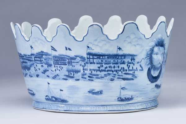 VERRIERE ovale en porcelaine à décor émaillé...