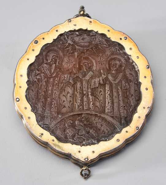 RARE MEDAILLON en noix de corozo sculptée,...