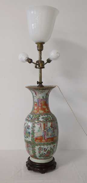 GRAND VASE balustre en porcelaine émaillée...