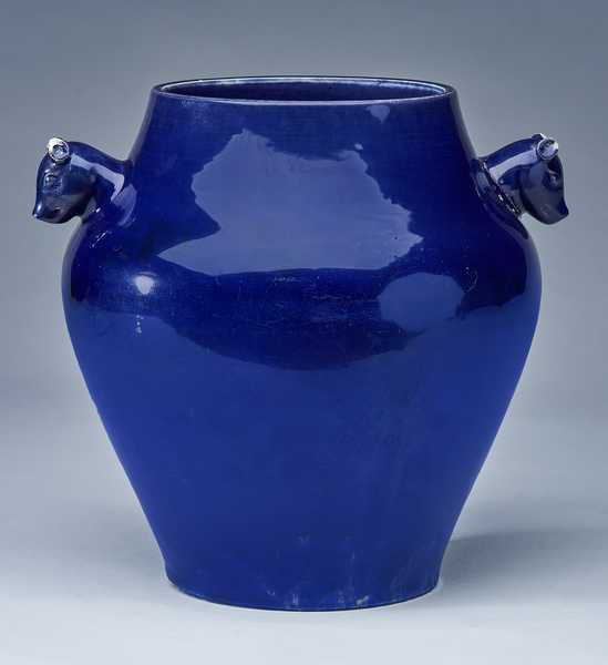 VASE de forme Hu en porcelaine émaillée bleu...