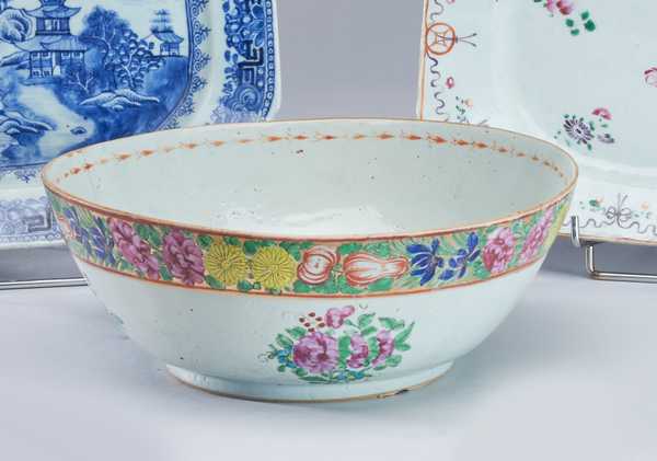 SALADIER en porcelaine émaillée famille rose,...