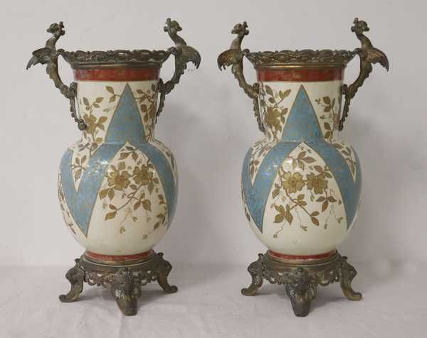 PAIRE DE VASES en faïence de forme balustre...