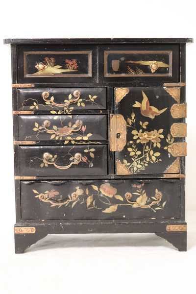 PETIT CABINET en bois laqué de fleurs et...