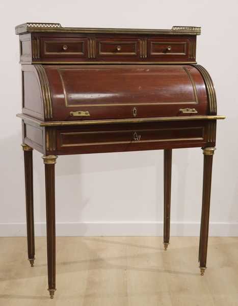 PETIT BUREAU A CYLINDRE en acajou, placage...