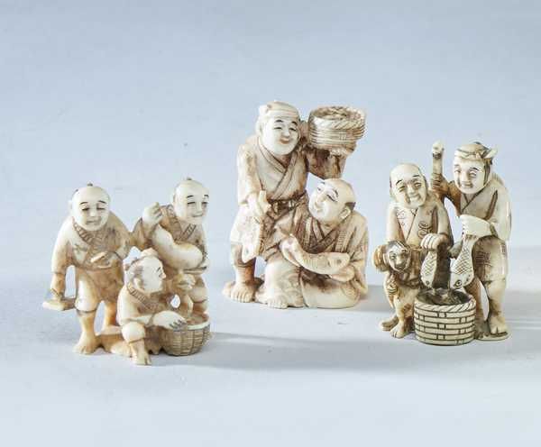 TROIS NETSUKE en ivoire sculpté représentant...