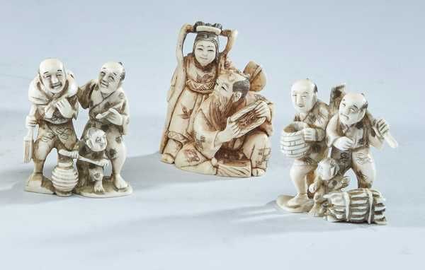 TROIS NETSUKE en ivoire sculpté à décor de...