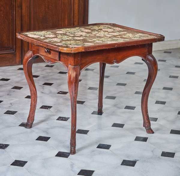 TABLE CABARET en noyer mouluré et sculpté,...