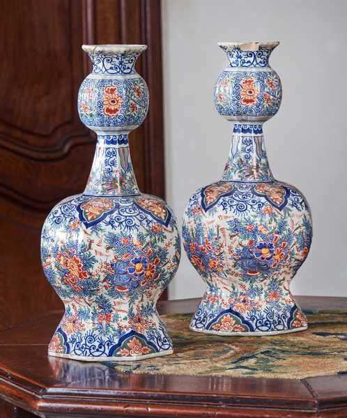 PAIRE DE VASES à haut col oignon en faïence...