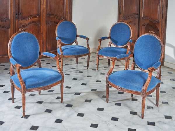 SUITE DE QUATRE FAUTEUILS à dossier plat...