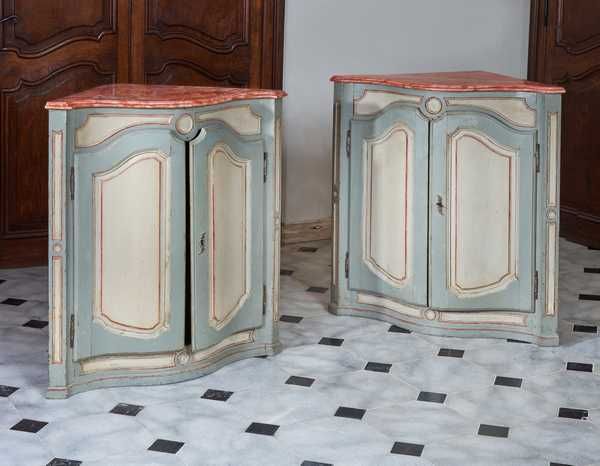 PAIRE D’ENCOIGNURES à façades galbées ouvrant...