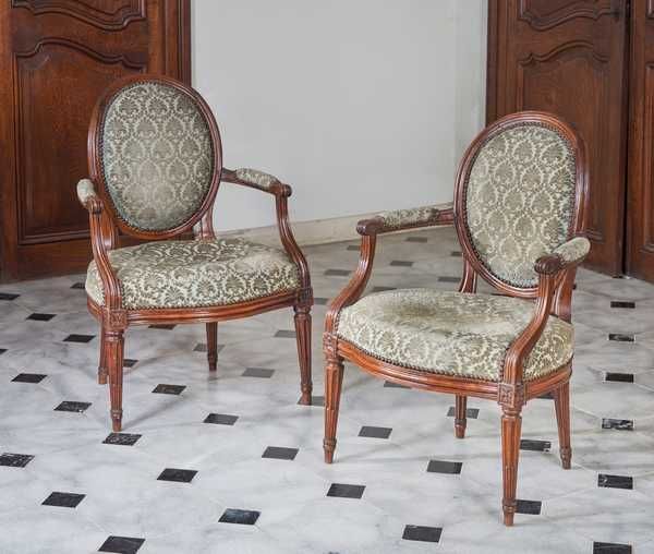 PAIRE DE PETITS FAUTEUILS à dossier médaillon...