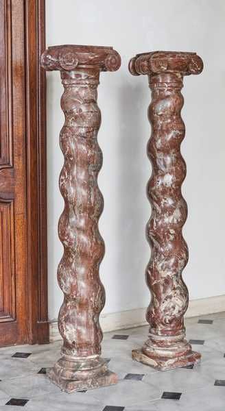 PAIRE DE COLONNES torsadées à chapiteau ionique...