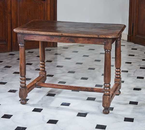 TABLE A ECRIRE en chêne, pieds tournés en...