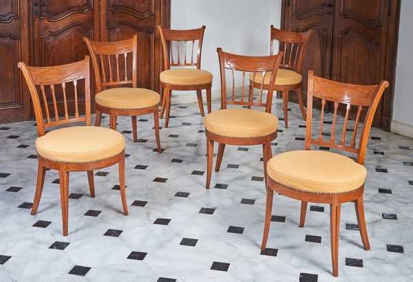 SUITE DE SIX CHAISES en bois ciré mouluré,...