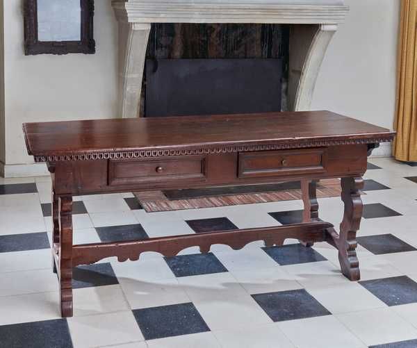 GRANDE TABLE pouvant former console, en noyer...