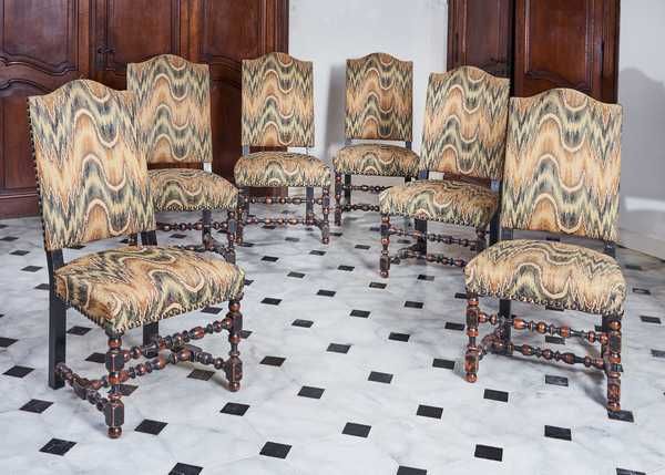 SUITE DE SIX CHAISES en bois teinté à haut...