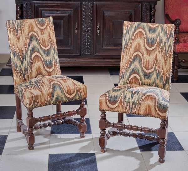 PAIRE DE PETITES CHAISES à haut dossier plat,...