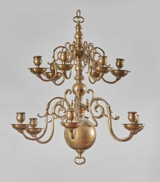 LUSTRE en bronze et laiton à 12 bras de lumières...