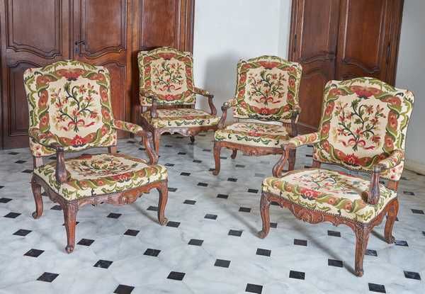 SUITE DE QUATRE FAUTEUILS en chêne, à dossier...